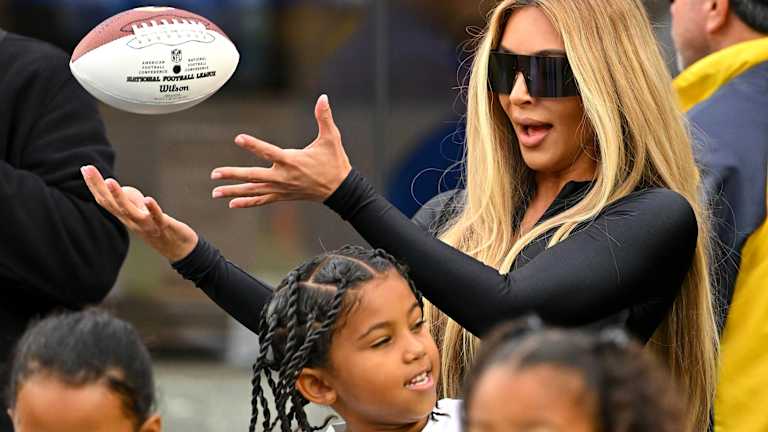 Kim Kardashian y Beckham Jr coquetean con un romance